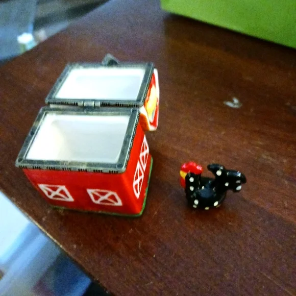 Vintage Red Barn Trinket Box with Black Rooster - Picture 2 of 8